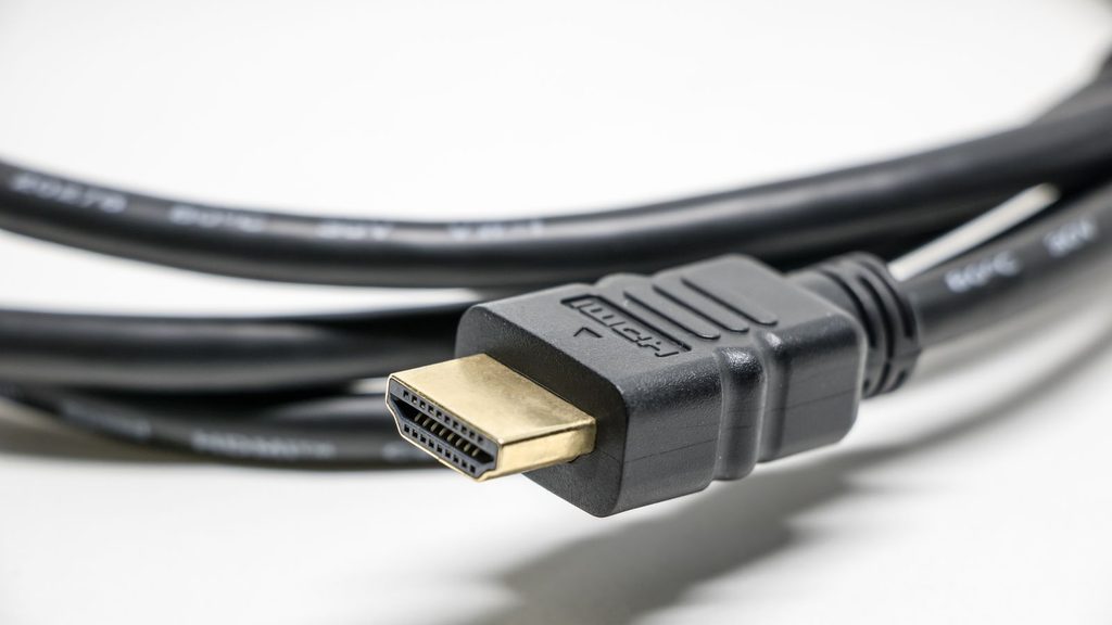 Cabo HDMI conectado a TV 4K e aparelhos de mídia