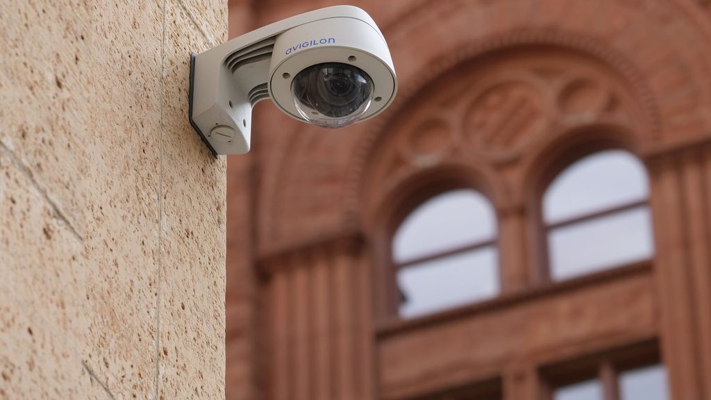Câmera 360 tipo domo instalada em prédio urbano