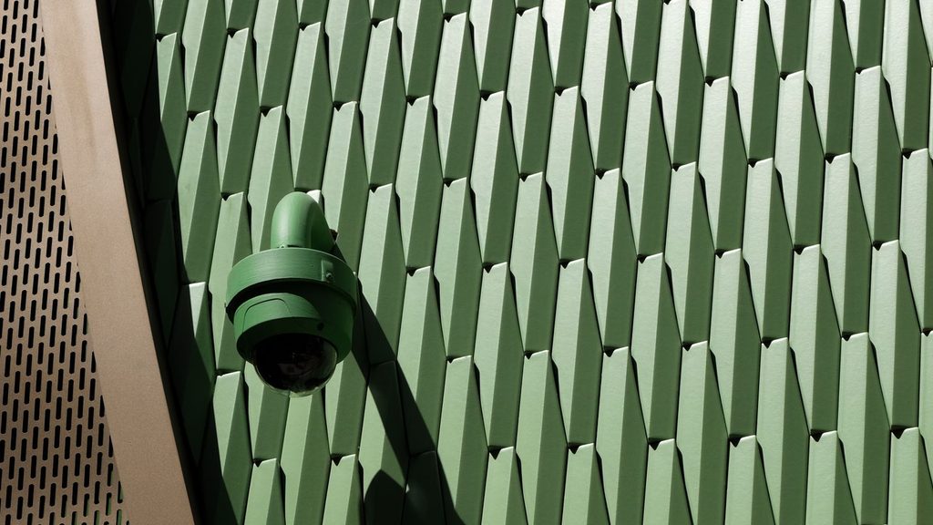 Câmera 360 interna instalada em parede residencial