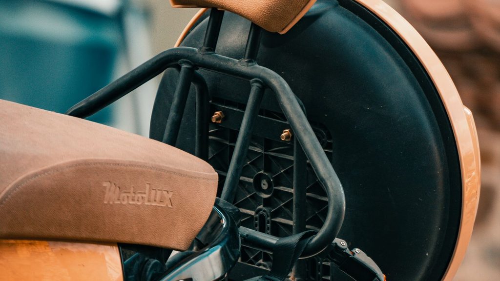 Câmera 360 para moto instalada em capacete de piloto