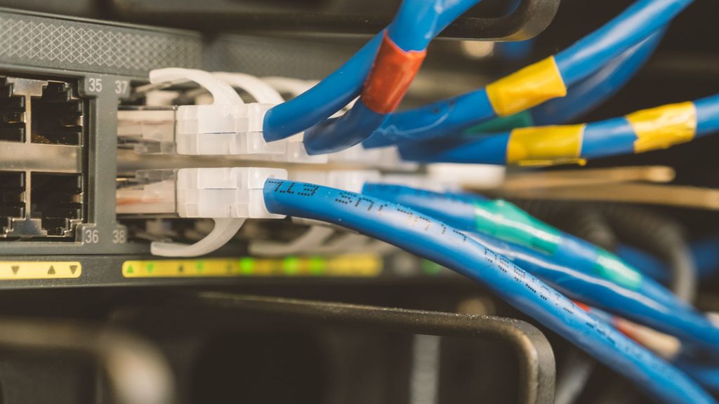 Cabos de rede conectados a um switch de rede