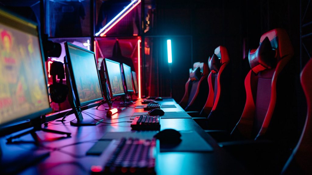 Cadeira gamer em um setup escuro com iluminação de LED
