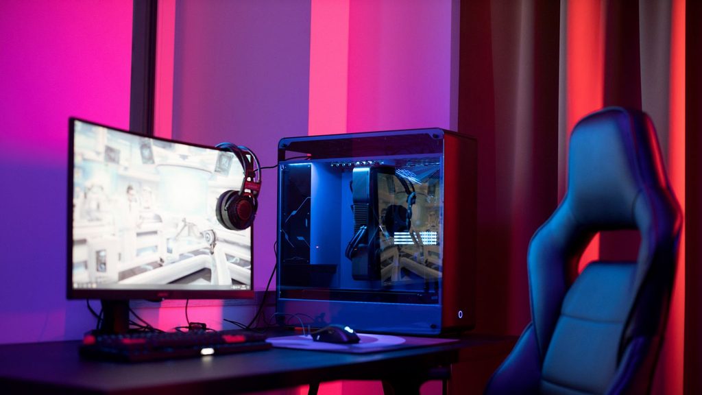 Cadeira gamer em setup de jogos com iluminação ambiente