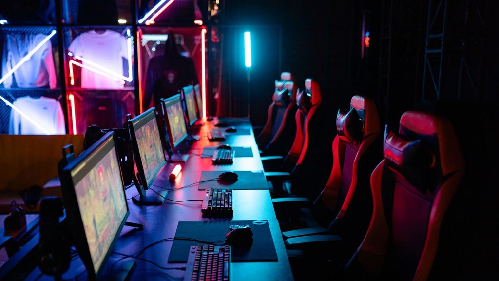 Cadeira gamer em setup com iluminação LED colorida