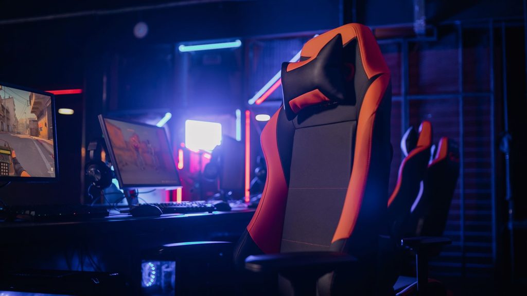 Cadeira gamer de couro em frente ao computador montado em uma mesa de trabalho