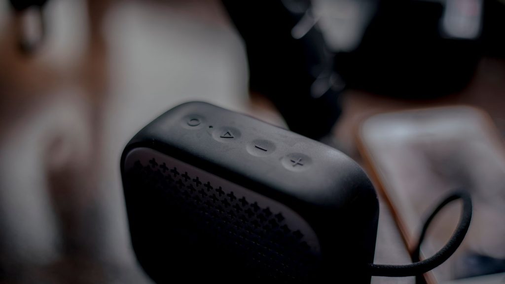 Caixa de som com subwoofer em mesa de computador