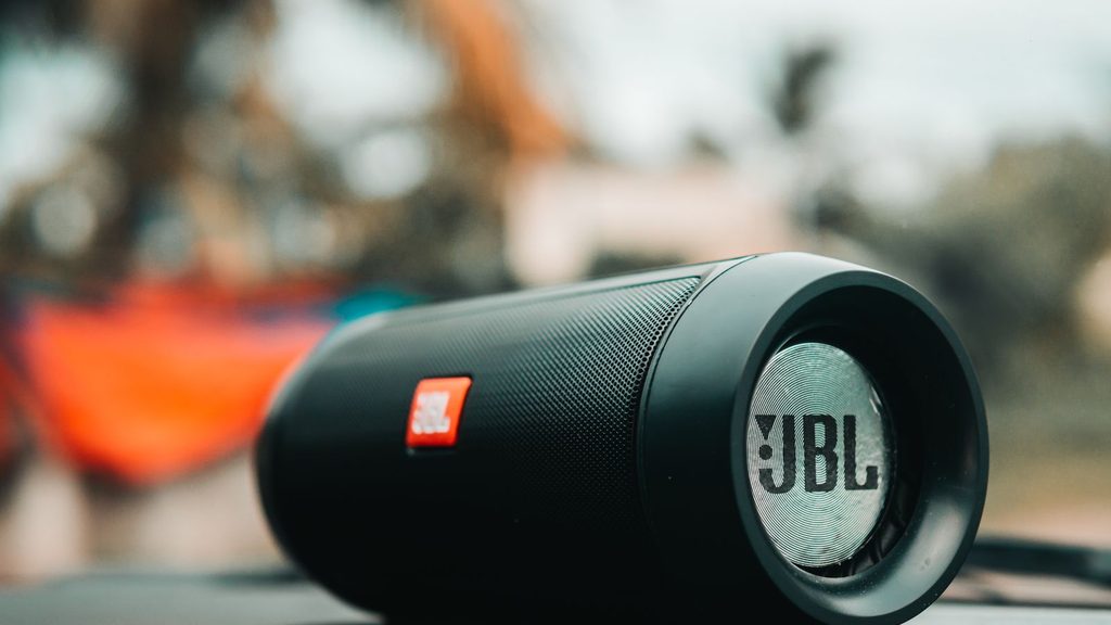 JBL portátil próxima, exemplo de caixinha de som Bluetooth