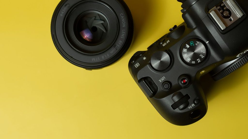 Close-up de uma câmera mirrorless e lente para fotografia