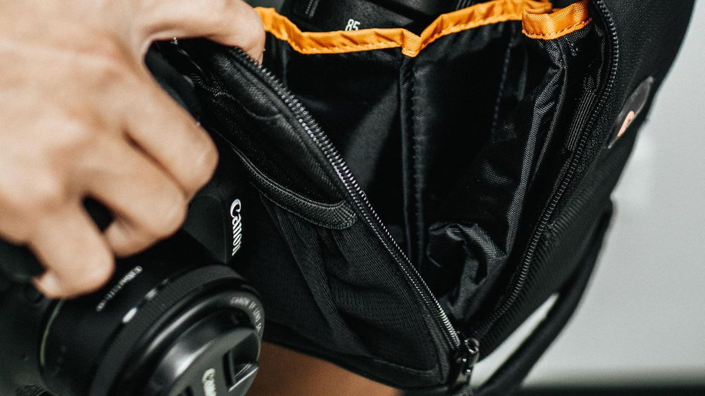 Câmera fotográfica guardada na bolsa para viagem