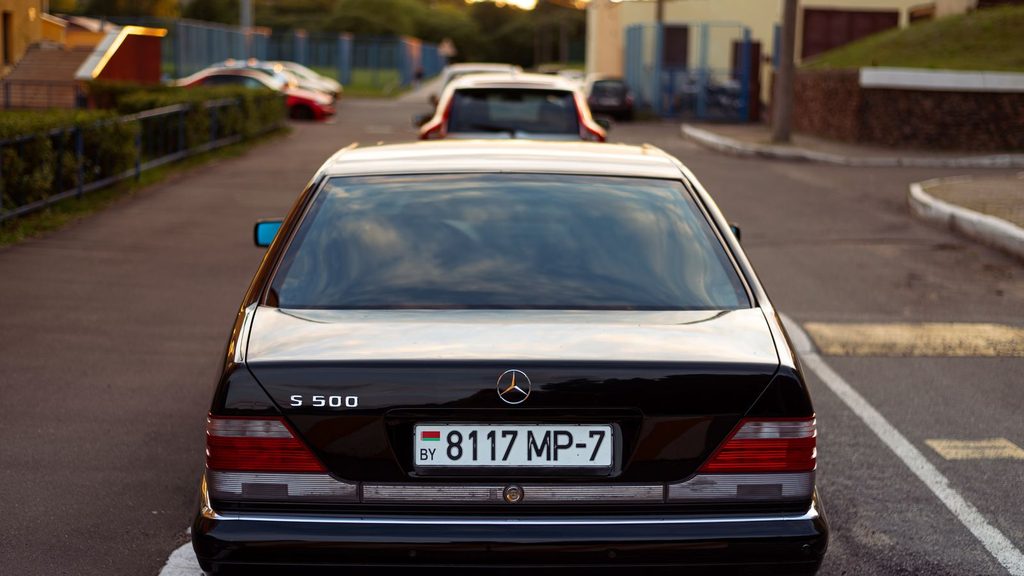 Retrovisor com câmera de ré instalado no para-brisa de um carro