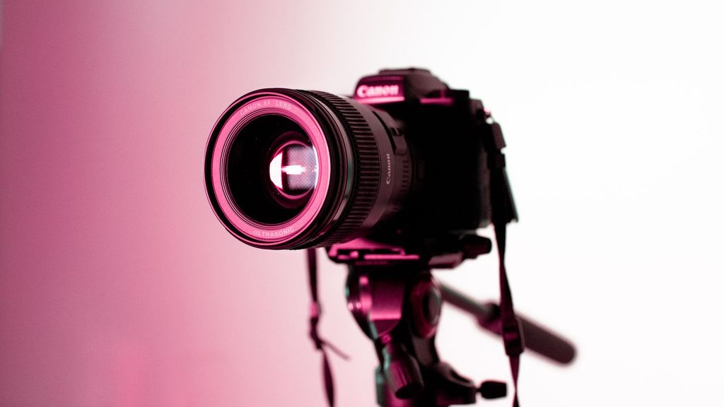 Câmera digital posicionada em tripé para gravação de vídeo