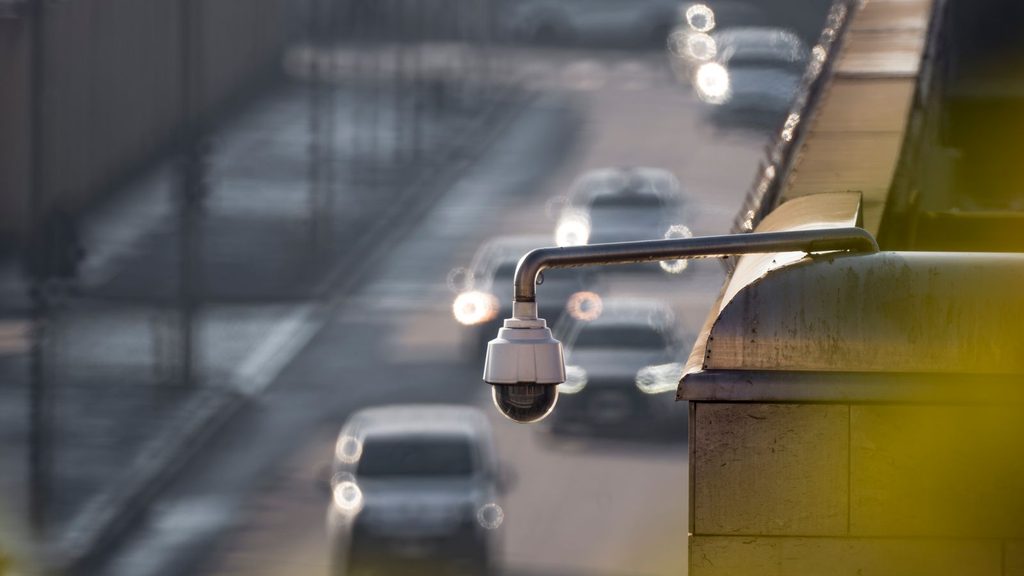 Câmera de segurança apontada para a rua vista de perto