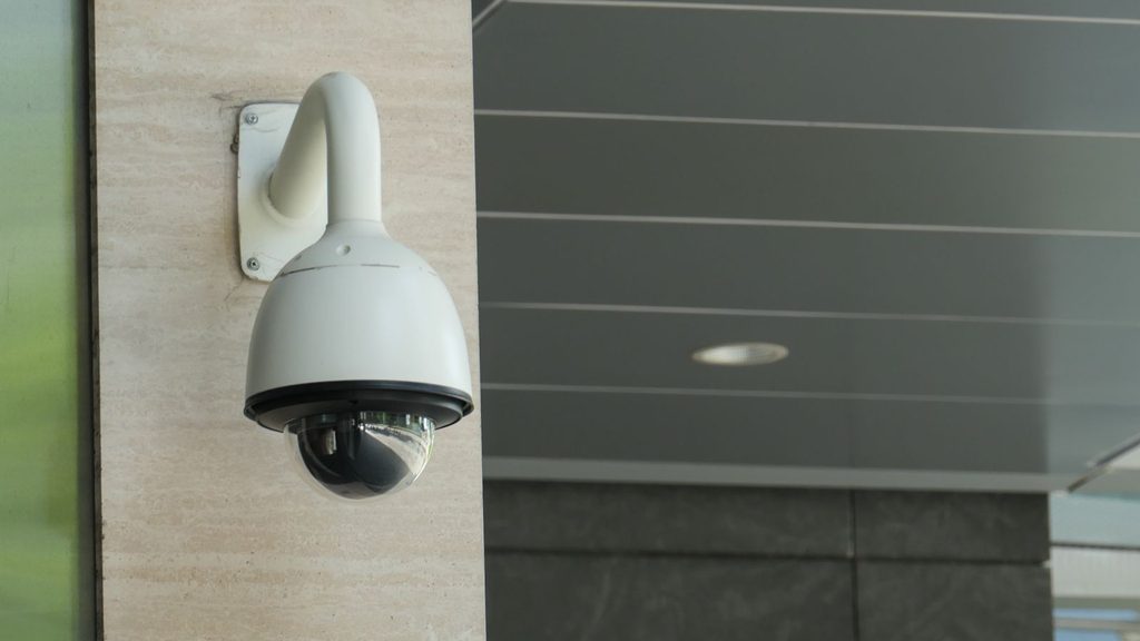 Câmera de vigilância instalada em parede externa