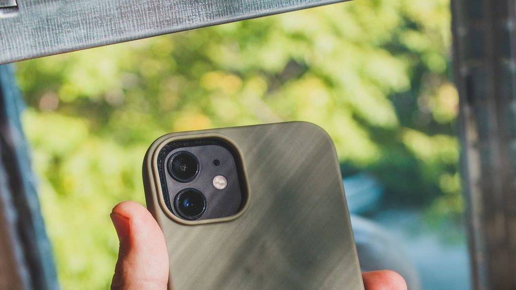 Capas de celular organizadas lado a lado sobre uma mesa