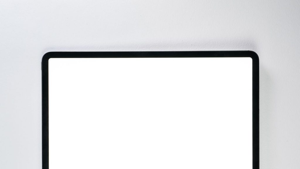 Capa teclado para iPad 9 acoplada sobre a mesa de trabalho