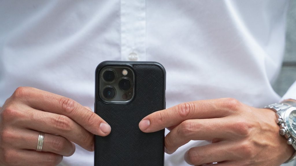 Capa protetora em celular Motorola sobre mesa