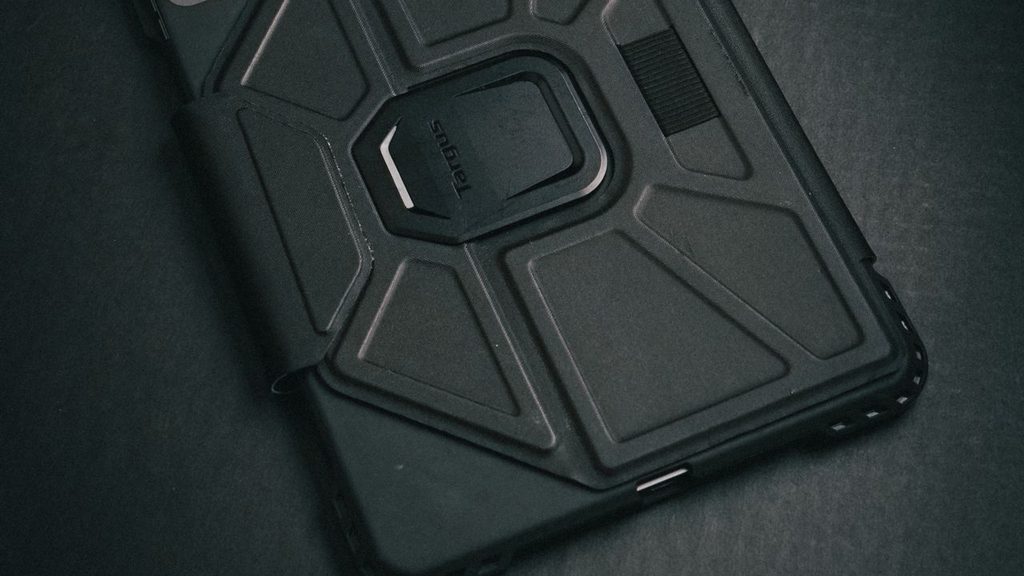 Capa protetora infantil instalada em um tablet sobre a mesa