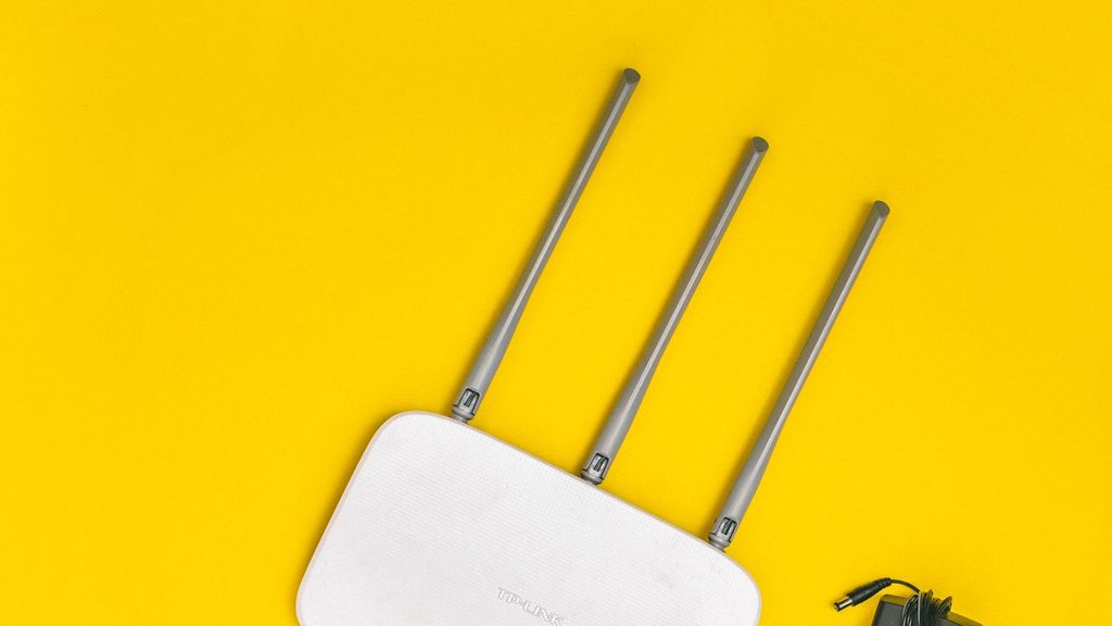 Antena digital interna instalada próxima à TV para captar sinal 4K